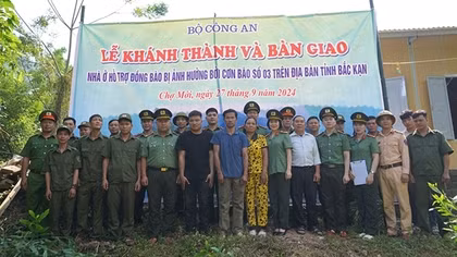 Bị lũ vùi lấp nhà, hộ nghèo ở Bắc Kạn được Bộ Công an dựng nhà mới