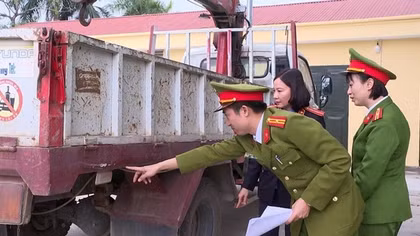 Khởi tố tài xế xe cẩu xin vượt không được thì húc