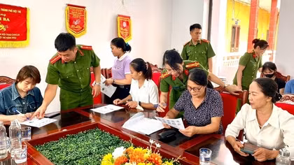 Cấp căn cước cho 14 trẻ em mồ côi khuyết tật