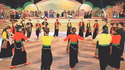 Xòe Thái rộn rã trời Xuân