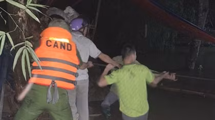 Lũ lên cao trong đêm, Công an Tuyên Quang sơ tán nhiều người mắc kẹt