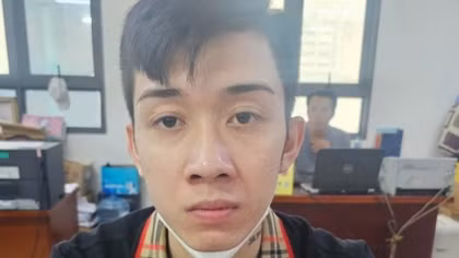 Đối tượng truy nã bị bắt khi trên đường đi mua sắm Tết