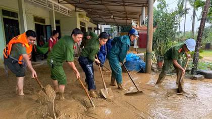 Công an Quảng Trị giúp dân khắc phục hậu quả mưa lũ