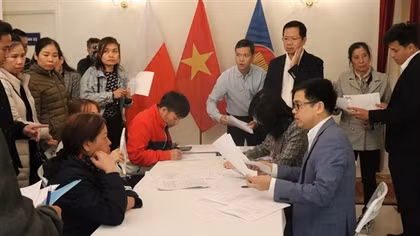 Hỗ trợ tiểu thương Việt làm lại giấy tờ sau vụ cháy trung tâm thương mại ở Ba Lan