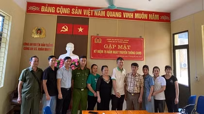 Công an xã bàn giao túi vàng bị bỏ quên trong thùng từ thiện cho chủ sở hữu