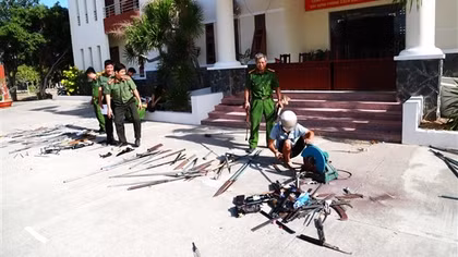 Công an huyện Thuận Nam tiêu hủy hàng trăm vũ khí, công cụ hỗ trợ