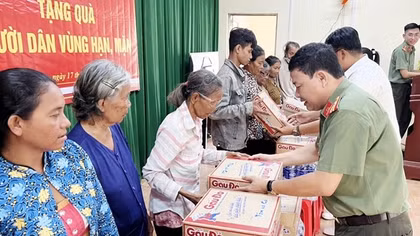 Báo CAND chia sẻ khó khăn với người dân vùng hạn mặn