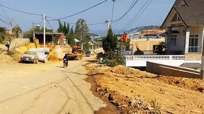Dân bức xúc vì đất đã hiến nhưng đường vẫn ngổn ngang, bụi mù
