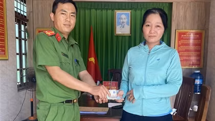 Công an giúp tìm và trao trả cọc tiền của người phụ nữ bị đánh rơi