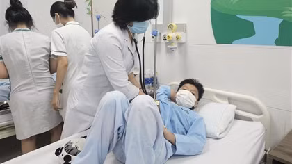 Huy động nguồn lực điều trị bệnh nhân vụ nghi ngộ độc cơm gà