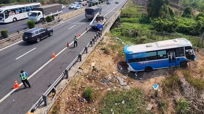Vụ xe khách văng khỏi cao tốc TP Hồ Chí Minh - Trung Lương: Tình trạng sức khoẻ hành khách ra sao?