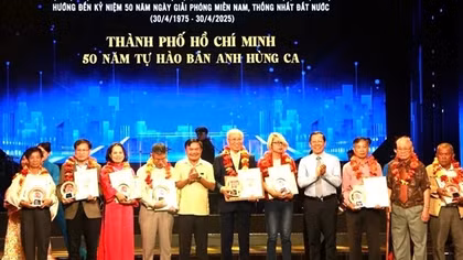 TP Hồ Chí Minh trao giải thưởng tác phẩm văn học, nghệ thuật