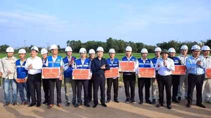 Thúc đẩy các dự án đường bộ cao tốc, đường điện cao thế về đích đúng kế hoạch