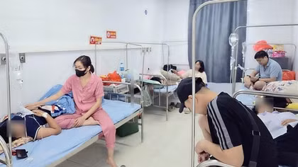 Uống nước ngọt phát miễn phí ở cổng trường, 13 học sinh nhập viện
