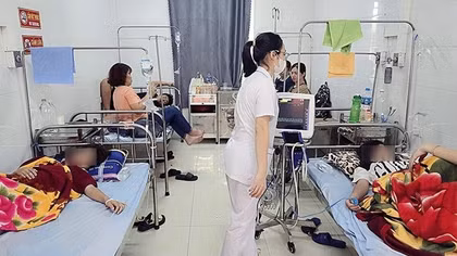 Điều tra vụ 13 học sinh nhập viện sau khi uống nước ngọt ở cổng trường
