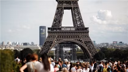 Hỏa hoạn bùng phát tại tháp Eiffel trước thềm Giáng sinh