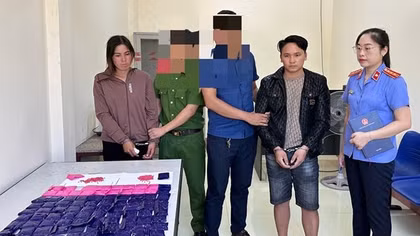 Cặp vợ chồng "ôm" gần 17 nghìn viên ma túy