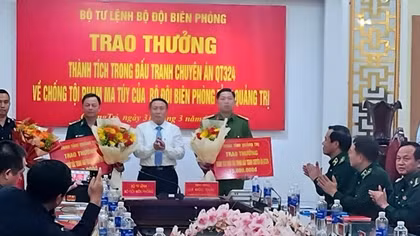 Khen thưởng thành tích bắt giữ vụ buôn bán, vận chuyển ma túy từ Tam giác vàng vào Quảng Trị tiêu thụ
