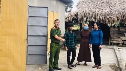 Công an xã đến nhà đón học sinh ngủ quên đưa tới điểm thi