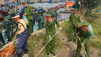 Tuổi trẻ Công an Thừa Thiên Huế ra quân nhặt rác hưởng ứng "Ngày Chủ Nhật xanh”