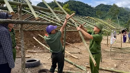Công an huyện Mường Lát hỗ trợ người dân bản Ún ổn định cuộc sống