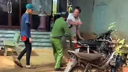 Tạm giữ đối tượng nhậu say chống đối Công an xã