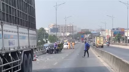 Tai nạn trên cầu vượt quốc lộ 1A khiến 2 người tử vong