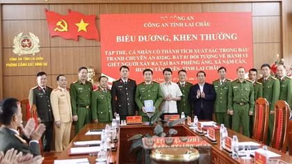 Khen thưởng tập thể, cá nhân bắt đối tượng giết người sau 24 giờ gây án
