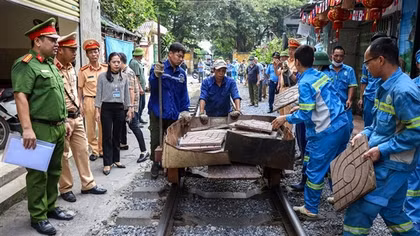 Ra quân chấn chỉnh an toàn "phố đường tàu" ở Hà Nội