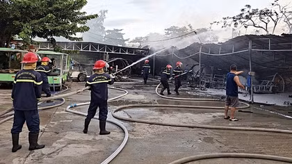 Hàng chục xe điện du lịch chở khách tại Hội An bị cháy trơ khung