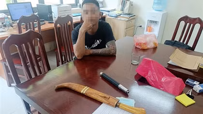 Tài xế ô tô “dính cồn” kịch khung, mang theo dao và gậy ba khúc