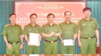 Thưởng nóng đơn vị khám phá nhanh vụ án giết người ở Bạc Liêu