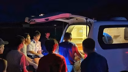 Tàu Cảnh sát biển cứu sống ngư dân bị hôn mê trong hầm cá