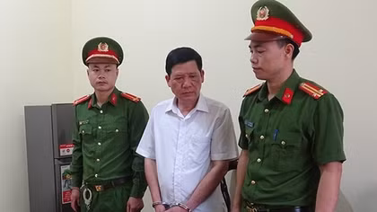 Bắt giữ Chủ tịch UBND thị trấn An Châu và kế toán