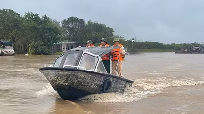 Lũ lên nhanh, Công an mang xẻng đào đất, đắp bao hộ đê