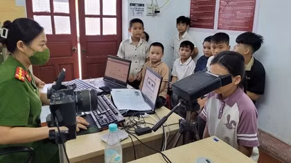 Công an tỉnh Thanh Hóa tập trung làm thẻ căn cước mới cho người dân
