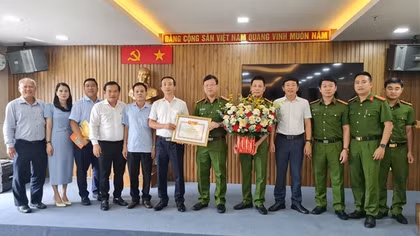 Bộ trưởng Bộ Giáo dục và Đào tạo tặng Bằng khen cho Công an TP Đà Nẵng