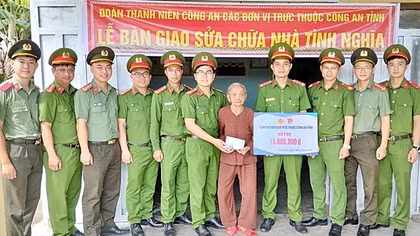 Tuổi trẻ Công an Quảng Nam hỗ trợ sửa chữa nhà cho một cụ bà neo đơn là vợ liệt sĩ