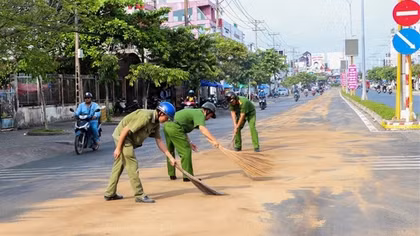 Công an Vĩnh Long nhanh chóng xử lý vết dầu nhớt đổ loang trên phố