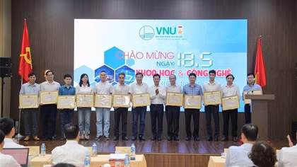 Các nhà khoa học là trụ cột vững chắc để xây dựng đại học nghiên cứu, đổi mới sáng tạo