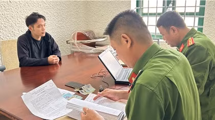 Tạm giữ đối tượng chuyên cho học sinh vay lãi nặng lên đến 547%/năm
