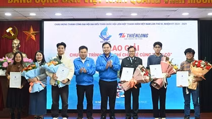 Trao giải cuộc thi "Báo chí chia sẻ cùng thầy cô" năm 2024