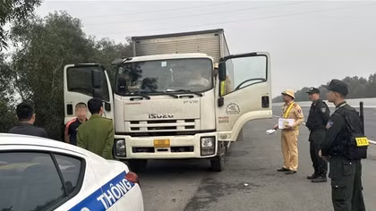 Biến xe tải thành chiếu bạc tại làn dừng khẩn cấp cao tốc Hà Nội - Hải Phòng