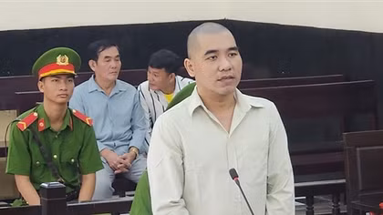 Ghen tuông với bạn đồng tính nên dùng dao "xử" bạn nhậu