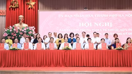 Hà Nội: Bàn giao 30 trung tâm y tế về UBND quận, huyện quản lý