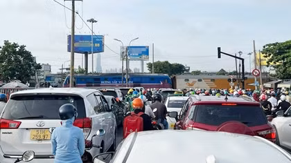 Giao thông ùn ứ tại nhiều điểm giao nhau giữa đường sắt và đường bộ