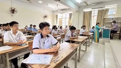 Có 2 thí sinh để điện thoại trong... váy tại kỳ thi vào lớp 10