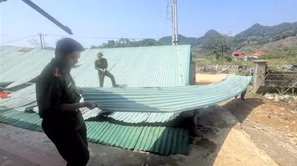 Công an xã Hang Kia và Pà Cò giúp đỡ người dân khắc phục hậu quả mưa đá