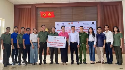 Văn phòng Bộ Công an phối hợp tặng nguồn lực 157 triệu đồng hỗ trợ sinh kế vùng lũ Yên Bái