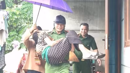 Công an tỉnh Thanh Hoá chung tay cùng nhân dân chống lụt